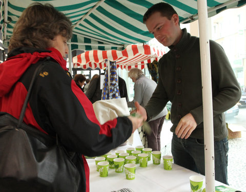 Ecomarkt in het kader van de energiecampagne 2011, met o.a. voorstelling van UGent onderzoek naar ecologie en duurzaamheid-8518