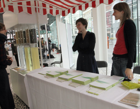 Ecomarkt in het kader van de energiecampagne 2011, met o.a. voorstelling van UGent onderzoek naar ecologie en duurzaamheid-8530