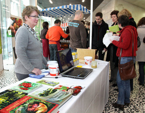 Ecomarkt in het kader van de energiecampagne 2011, met o.a. voorstelling van UGent onderzoek naar ecologie en duurzaamheid-8531