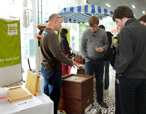 Ecomarkt in het kader van de energiecampagne 2011, met o.a. voorstelling van UGent onderzoek naar ecologie en duurzaamheid-8532