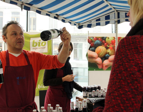 Ecomarkt in het kader van de energiecampagne 2011, met o.a. voorstelling van UGent onderzoek naar ecologie en duurzaamheid-8535