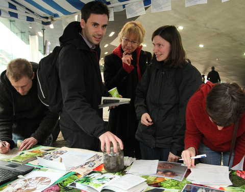 Ecomarkt in het kader van de energiecampagne 2011, met o.a. voorstelling van UGent onderzoek naar ecologie en duurzaamheid-8538