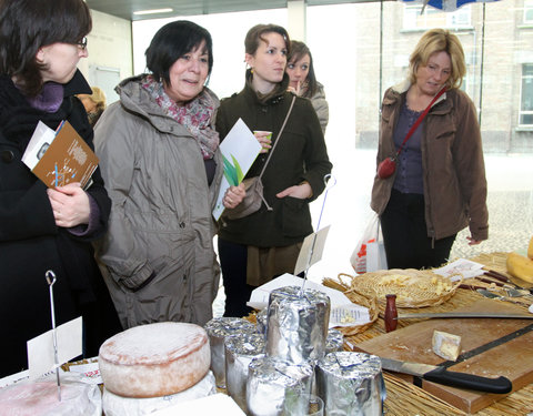 Ecomarkt in het kader van de energiecampagne 2011, met o.a. voorstelling van UGent onderzoek naar ecologie en duurzaamheid-8546