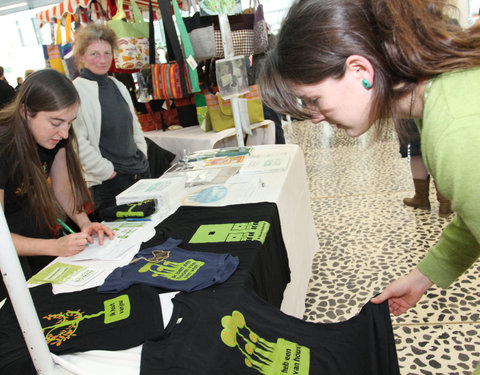 Ecomarkt in het kader van de energiecampagne 2011, met o.a. voorstelling van UGent onderzoek naar ecologie en duurzaamheid-8547