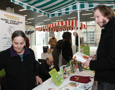 Ecomarkt in het kader van de energiecampagne 2011, met o.a. voorstelling van UGent onderzoek naar ecologie en duurzaamheid-8551