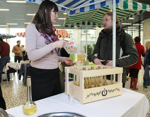 Ecomarkt in het kader van de energiecampagne 2011, met o.a. voorstelling van UGent onderzoek naar ecologie en duurzaamheid-8553