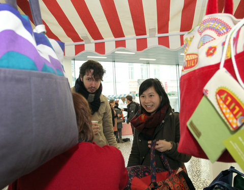 Ecomarkt in het kader van de energiecampagne 2011, met o.a. voorstelling van UGent onderzoek naar ecologie en duurzaamheid-8555