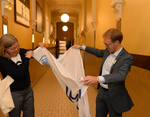 Overhandiging UGent-vlag die naar de top de Kilimanjaro gebracht werd in het kader van PARKILI Moving Mountains for Parkinson's