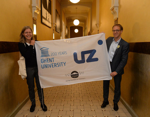 Overhandiging UGent-vlag in het kader van PARKILI Moving Mountains for Parkinson's