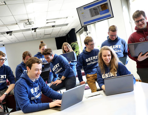 Test door studenten van proefopstellingen nieuwe leeromgeving (Minerva)