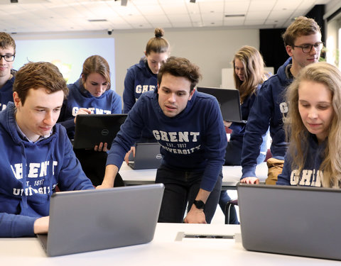 Test door studenten van proefopstellingen nieuwe leeromgeving (Minerva)