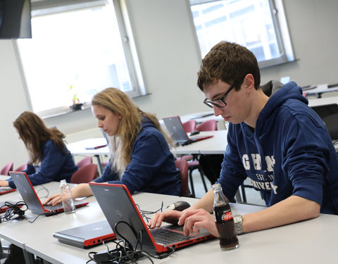 Test door studenten van proefopstellingen nieuwe leeromgeving (Minerva)