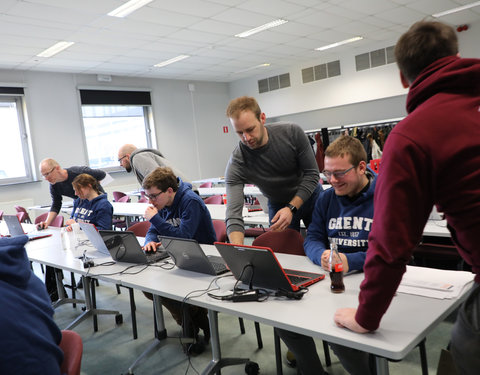 Test door studenten van proefopstellingen nieuwe leeromgeving (Minerva)