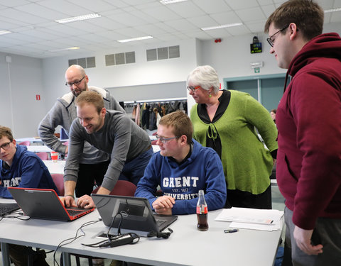 Test door studenten van proefopstellingen nieuwe leeromgeving (Minerva)