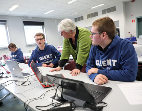 Test door studenten van proefopstellingen nieuwe leeromgeving (Minerva)