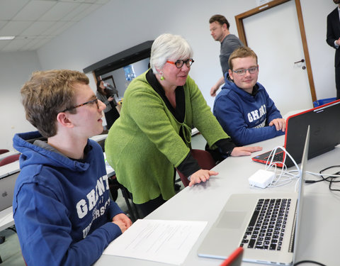 Test door studenten van proefopstellingen nieuwe leeromgeving (Minerva)