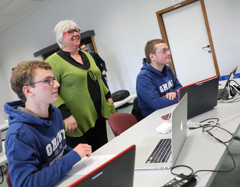 Test door studenten van proefopstellingen nieuwe leeromgeving (Minerva)