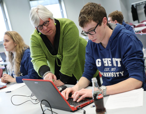 Test door studenten van proefopstellingen nieuwe leeromgeving (Minerva)