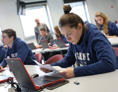 Test door studenten van proefopstellingen nieuwe leeromgeving (Minerva)