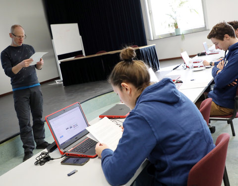 Test door studenten van proefopstellingen nieuwe leeromgeving (Minerva)