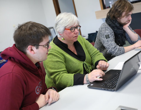 Test door studenten van proefopstellingen nieuwe leeromgeving (Minerva)