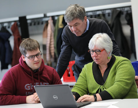 Test door studenten van proefopstellingen nieuwe leeromgeving (Minerva)