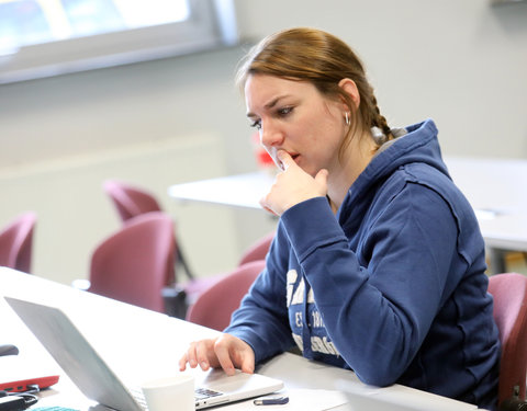 Test door studenten van proefopstellingen nieuwe leeromgeving (Minerva)