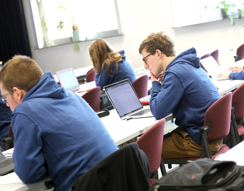 Test door studenten van proefopstellingen nieuwe leeromgeving (Minerva)