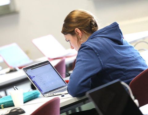 Test door studenten van proefopstellingen nieuwe leeromgeving (Minerva)