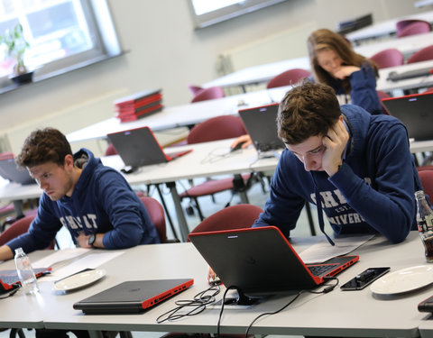 Test door studenten van proefopstellingen nieuwe leeromgeving (Minerva)