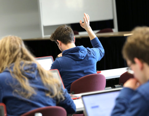 Test door studenten van proefopstellingen nieuwe leeromgeving (Minerva)