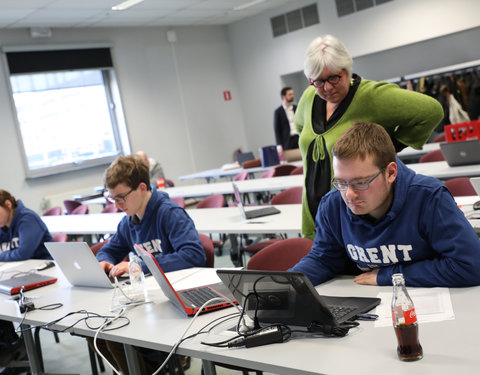 Test door studenten van proefopstellingen nieuwe leeromgeving (Minerva)