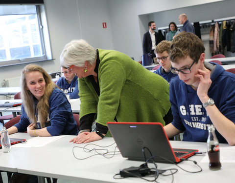 Test door studenten van proefopstellingen nieuwe leeromgeving (Minerva)