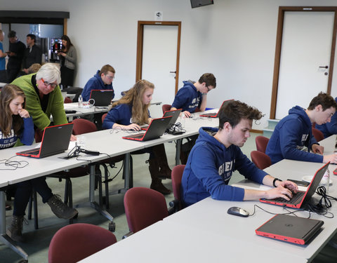 Test door studenten van proefopstellingen nieuwe leeromgeving (Minerva)