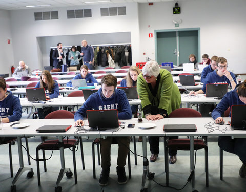 Test door studenten van proefopstellingen nieuwe leeromgeving (Minerva)