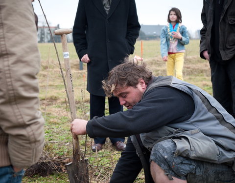 Aanplanten van laatste bomen van het eerste UGent-bos, een initiatief van het UGent1010-team (studentenorganisatie die de ecolog