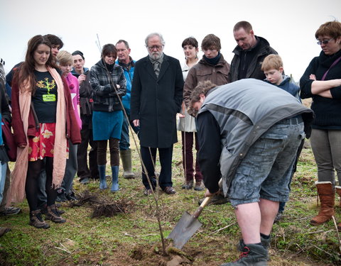 Aanplanten van laatste bomen van het eerste UGent-bos, een initiatief van het UGent1010-team (studentenorganisatie die de ecolog