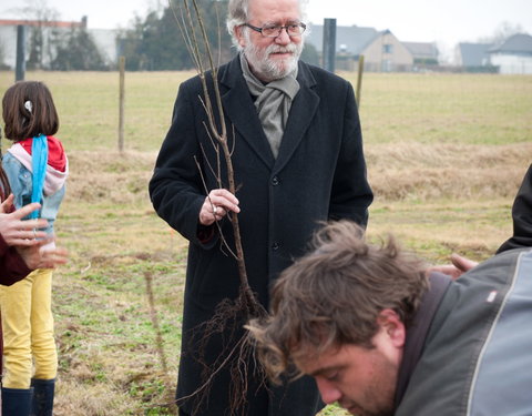 Aanplanten van laatste bomen van het eerste UGent-bos, een initiatief van het UGent1010-team (studentenorganisatie die de ecolog