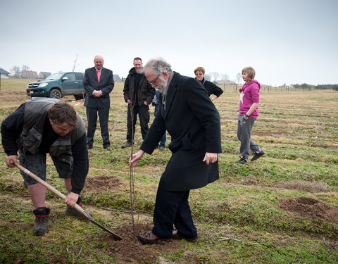 Aanplanten van laatste bomen van het eerste UGent-bos, een initiatief van het UGent1010-team (studentenorganisatie die de ecolog