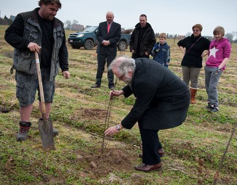 Aanplanten van laatste bomen van het eerste UGent-bos, een initiatief van het UGent1010-team (studentenorganisatie die de ecolog