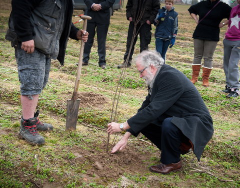 Aanplanten van laatste bomen van het eerste UGent-bos, een initiatief van het UGent1010-team (studentenorganisatie die de ecolog