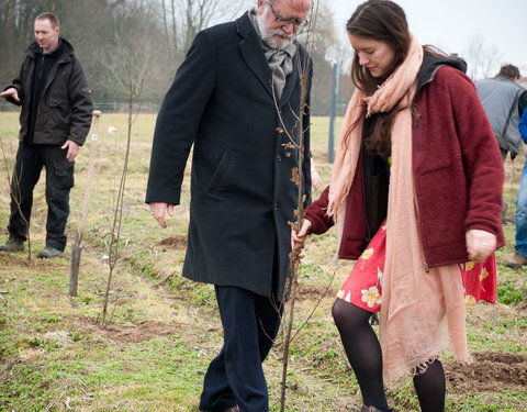 Aanplanten van laatste bomen van het eerste UGent-bos, een initiatief van het UGent1010-team (studentenorganisatie die de ecolog