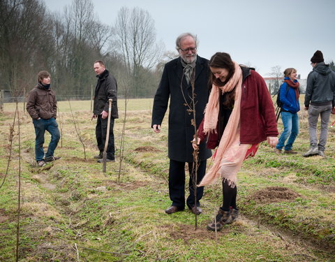 Aanplanten van laatste bomen van het eerste UGent-bos, een initiatief van het UGent1010-team (studentenorganisatie die de ecolog