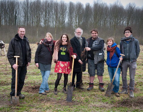 Aanplanten van laatste bomen van het eerste UGent-bos, een initiatief van het UGent1010-team (studentenorganisatie die de ecolog