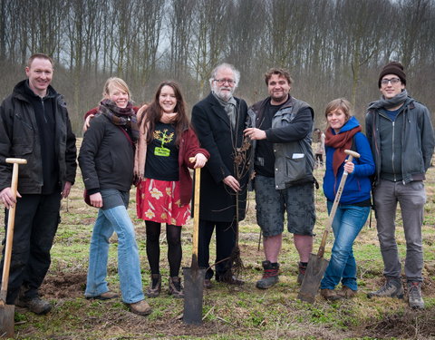 Aanplanten van laatste bomen van het eerste UGent-bos, een initiatief van het UGent1010-team (studentenorganisatie die de ecolog