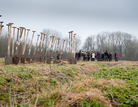 Aanplanten van laatste bomen van het eerste UGent-bos, een initiatief van het UGent1010-team (studentenorganisatie die de ecolog