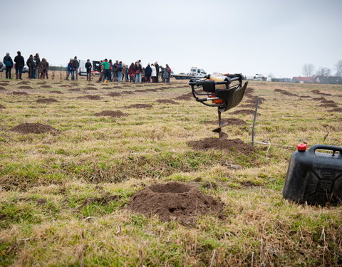 Aanplanten van laatste bomen van het eerste UGent-bos, een initiatief van het UGent1010-team (studentenorganisatie die de ecolog