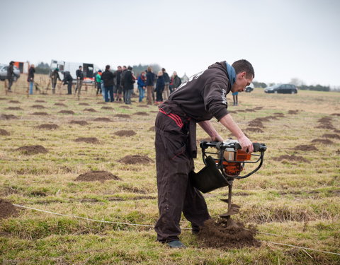 Aanplanten van laatste bomen van het eerste UGent-bos, een initiatief van het UGent1010-team (studentenorganisatie die de ecolog