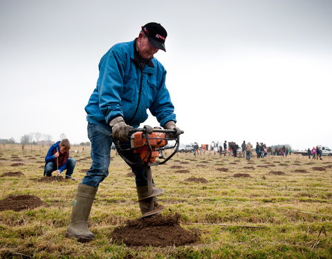 Aanplanten van laatste bomen van het eerste UGent-bos, een initiatief van het UGent1010-team (studentenorganisatie die de ecolog