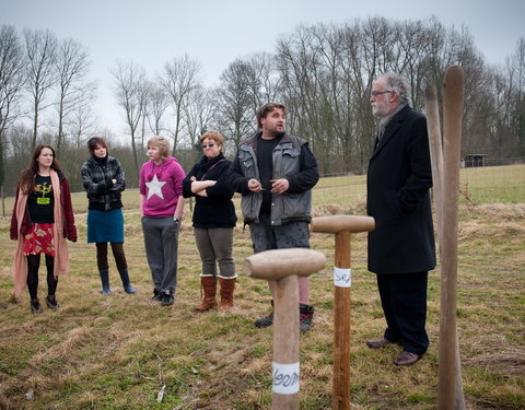 Aanplanten van laatste bomen van het eerste UGent-bos, een initiatief van het UGent1010-team (studentenorganisatie die de ecolog